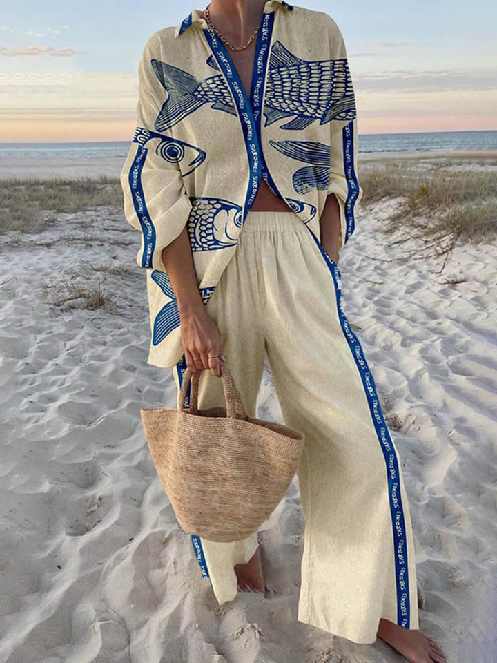 Mae | Camisa oversized com estampa de oceano em estilo insular e calças com elástico e bolsos