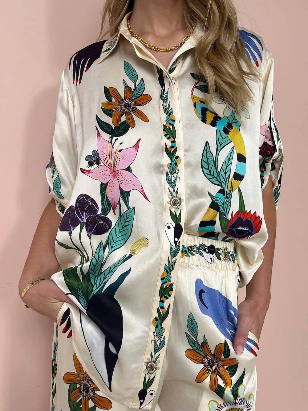 Nika | Conjunto de Camiseta e Calças Satin com Estampado Único Vibes de Resort
