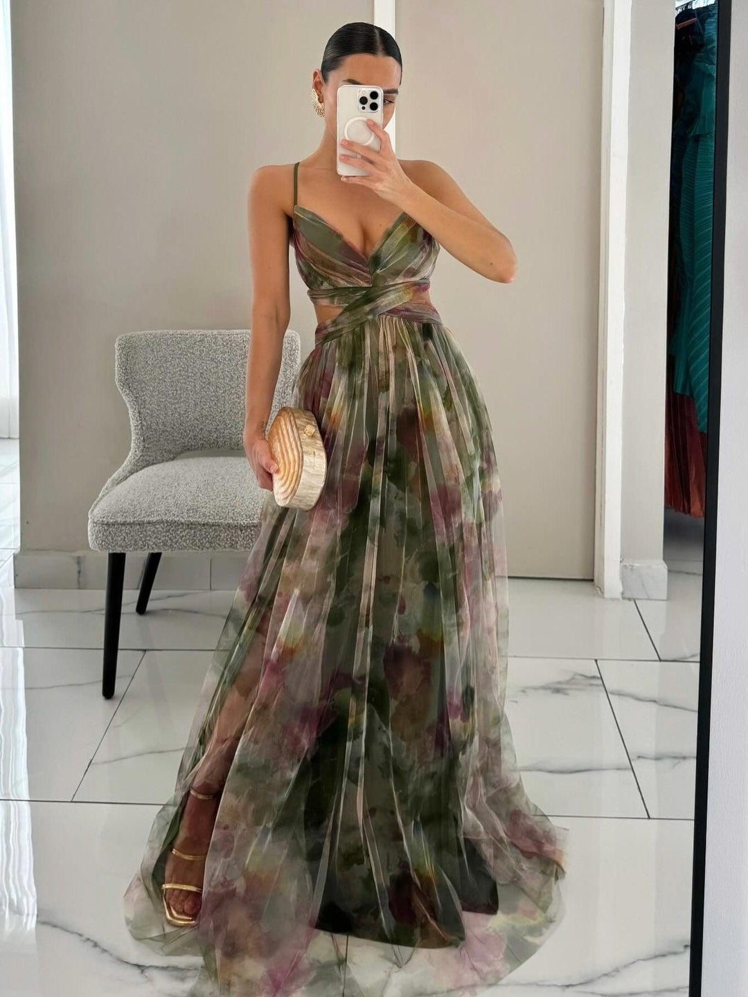 Karen | Vestido Maxi com Decote em V e Padrão de Flores Pintadas